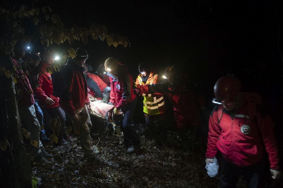Bokasérült mentése a Hármashatár-hegyen 2021 Magyar Barlangi Mentőszolgálat BMSz