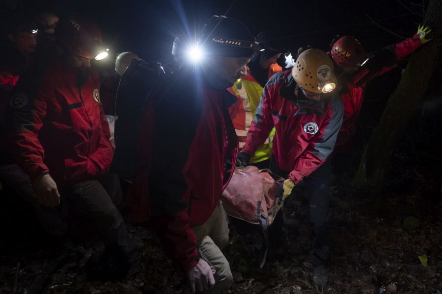 Rescuing a hiker with broken ankle on a popular tourist destination near by Budapest Magyar Barlangi Mentőszolgálat BMSz Cave Rescue