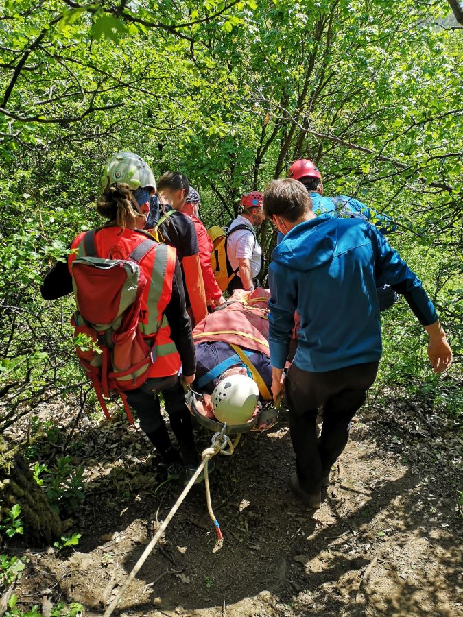 Bokasérült mentése a Börzsönyi Só-hegynél Magyar Barlangi Mentőszolgálat Országos Mentőszolgálat