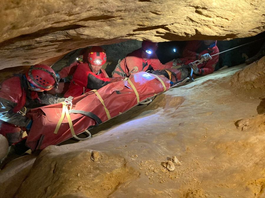 caverescue cave mátyás-hegyi pálvölgyi pál-völgyi BMSz barlangi mentőszolgálat országos mentőszolgálat ambulance