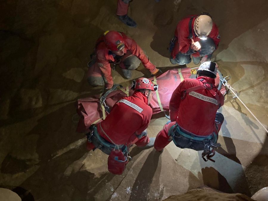 sérült mentés barlang mátyás-hegyi pálvölgyi pál-völgyi BMSz barlangi mentőszolgálat országos mentőszolgálat OMSZ túra overallos