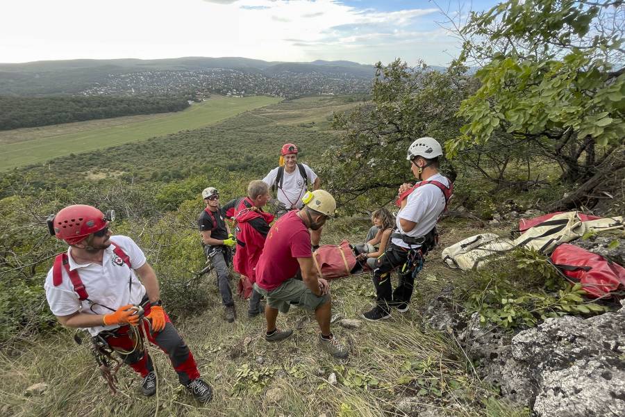 Magyar Barlangi Mentőszolgálat Cave Rescue Siklóernyő mentés Hármashatár-hegy Paraglider