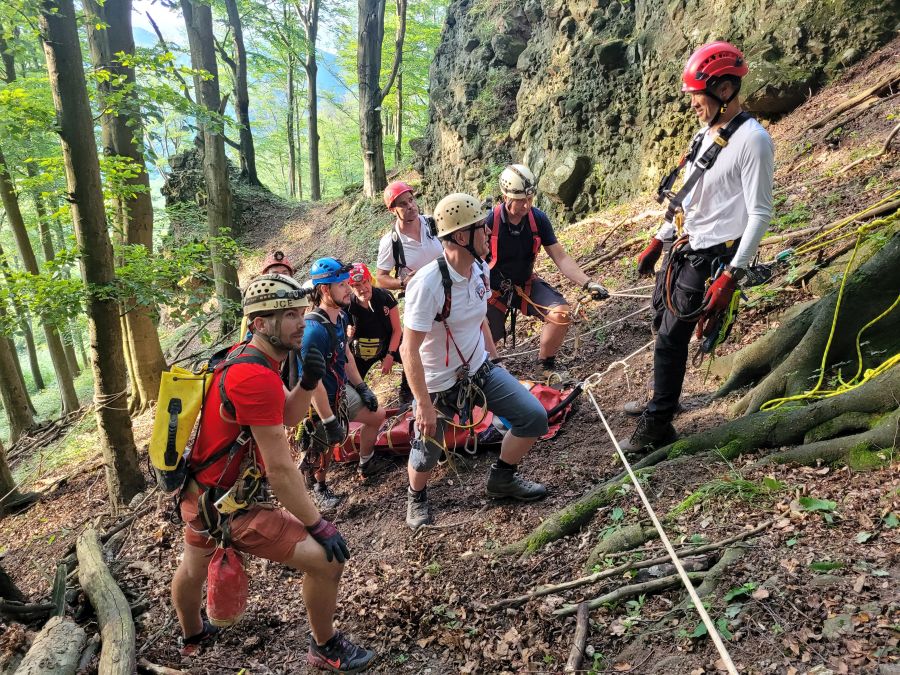 Dobogókő turista baleset mentés hegyimentés barlangi mentőszolgálat Thirring-sziklák körút cave rescue caverescue moutain rescue