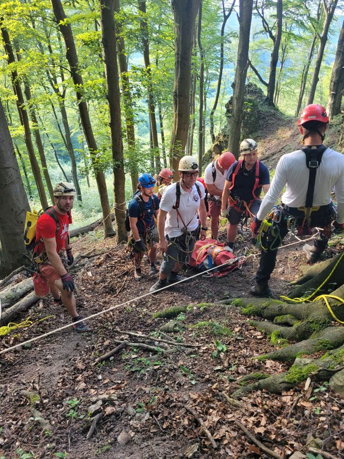 Dobogókő turista baleset mentés hegyimentés barlangi mentőszolgálat Thirring-sziklák körút